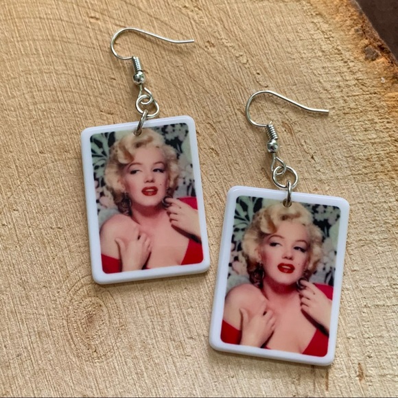 💄 Stunning Marilyn Monroe Drop Earrings - Picture 2 of 4
